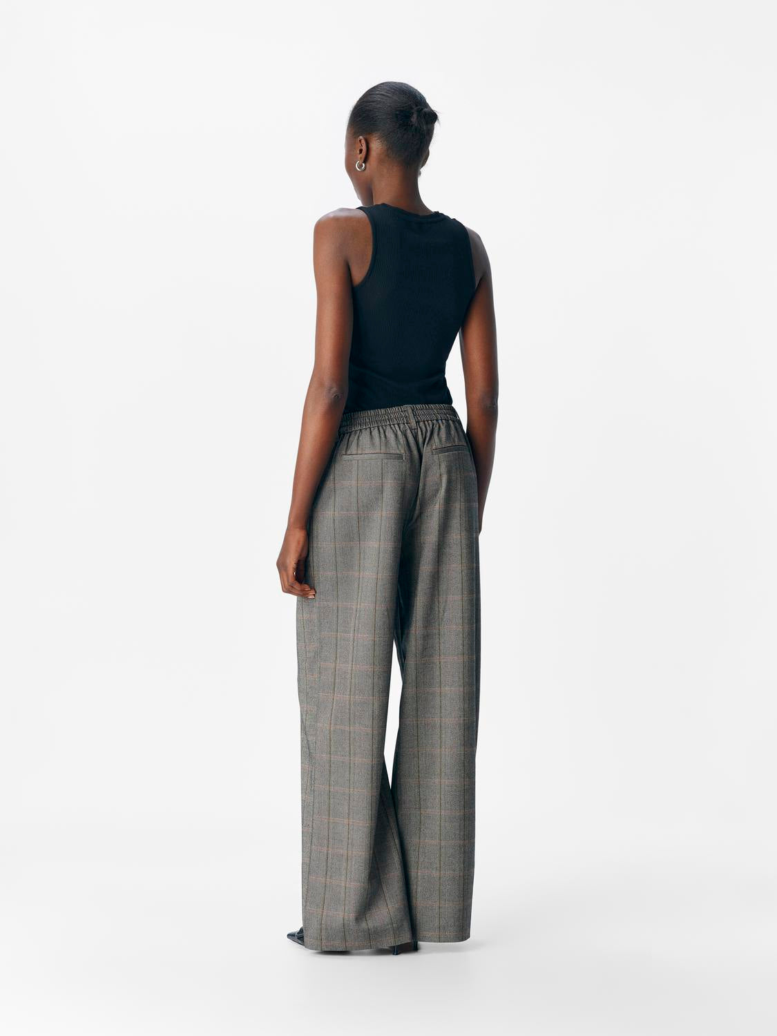 model_shot-back
